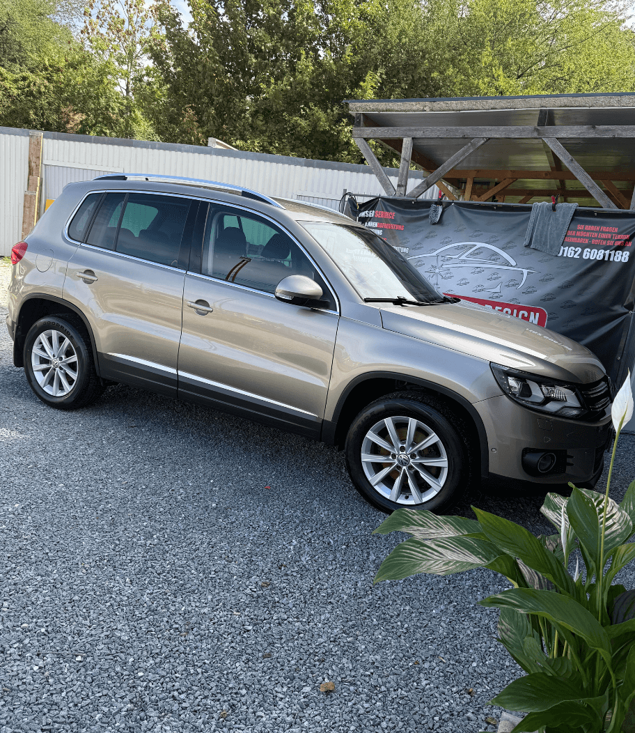 VW Tiguan nach professioneller Autopflege mit glänzendem Lack und gepflegten Felgen